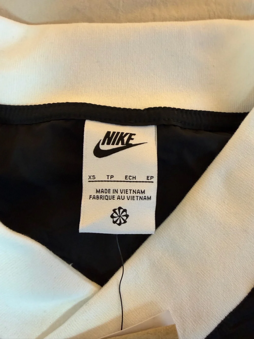 Nike Sportswear Essential Women's Loose UV Woven Long-Sleeve V- Neck sweater top